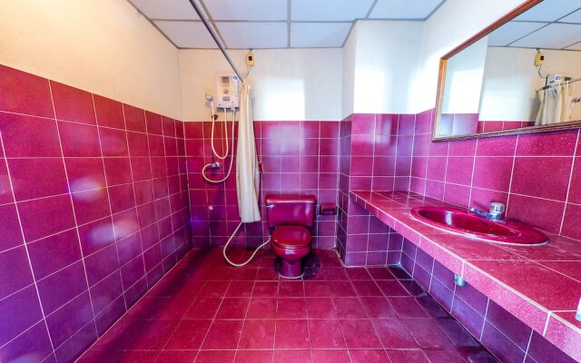 OYO 468 Dumrong Town Hotel