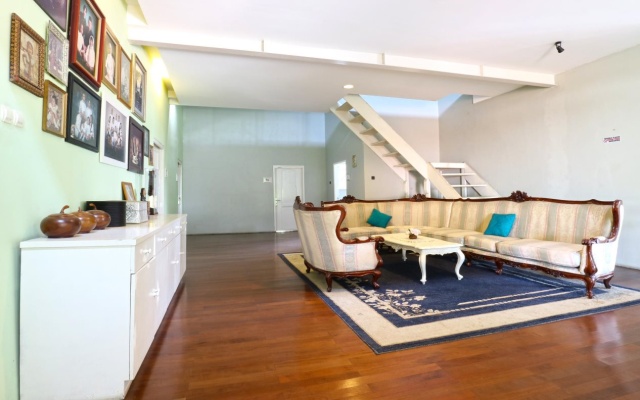 Rose Chamber Bed & Breakfast – Guest Rooms – Bandung