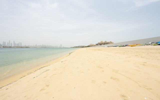 Spacious beachfront 2 bedroom apartment