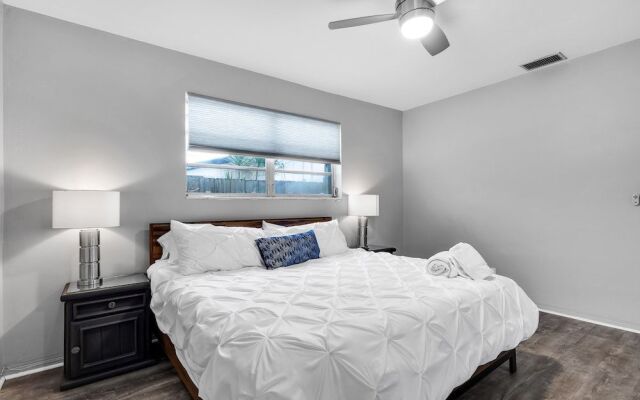 Hollywood Hills 3BD Home w Backyard