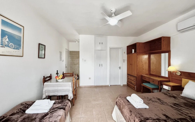 79 AN - Stay Nissi Chrysland Studio 215