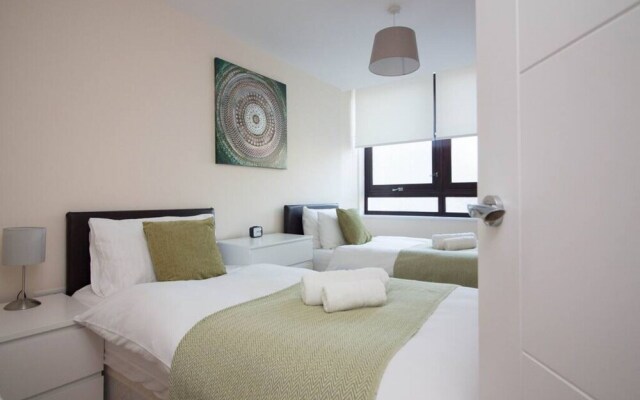 Stayzo Castle Point 6 Apartment - Premier Lodge