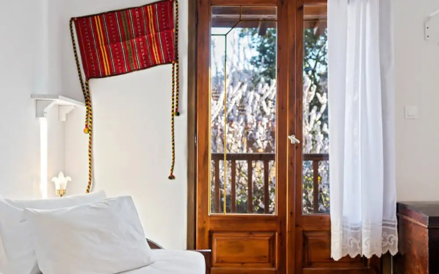 Snug Apartment in Agios Nikolaos With Garden