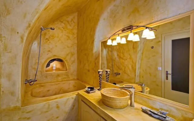 Lava Suites and Lounge