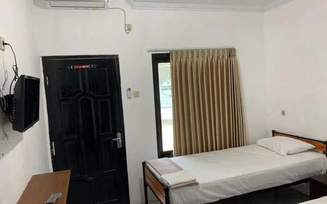 Recharge Cafe & Garasi Homestay