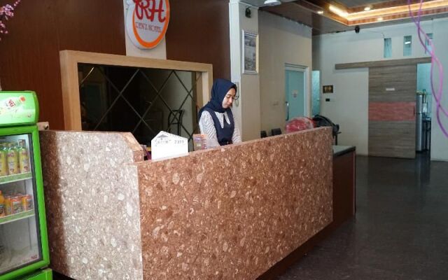 OYO 633 Ren'z Hotel