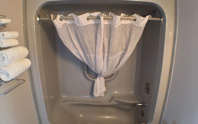 Super 8 Mt Hope Hamilton Intl Arpt On