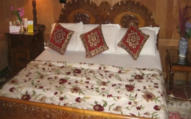 Wangnoo Houseboats