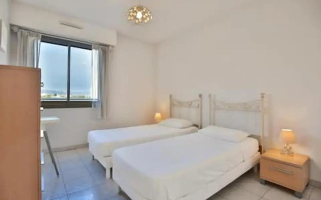 Luxe 4th Floor Apt/Balcony/Parking/by Marina + Shops