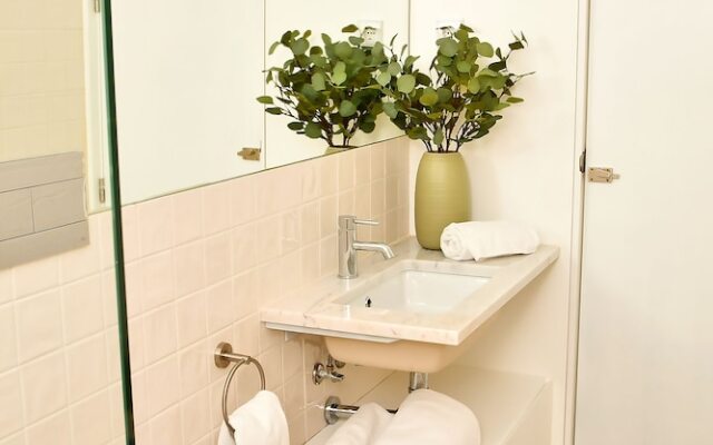 Liiiving in Porto Aliados Design Apartment