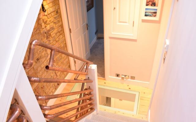 Retro 2 Bedroom Flat in Clapham