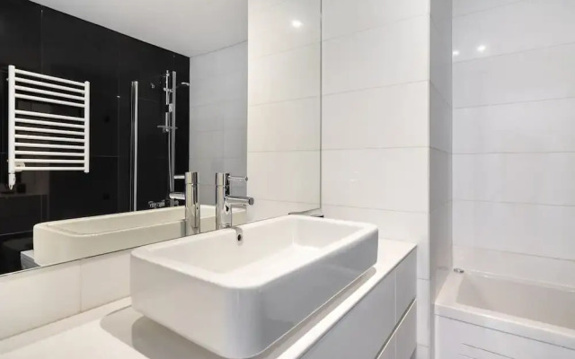 Urban Retreat W/Parking, Elevator & Ac By Benfica Stadium