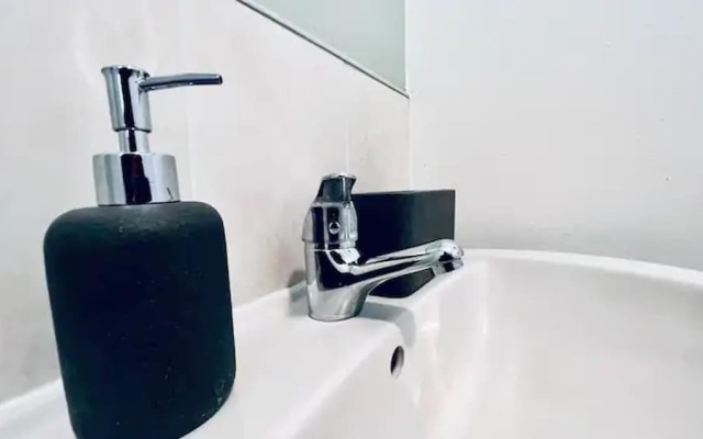 Stylish Townhouse With Free Parking in Liverpool