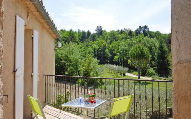 Apartment in Malauctne With Garden