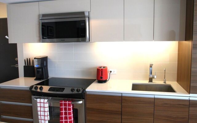 Luxury 2BR Condo in Popular Queen West