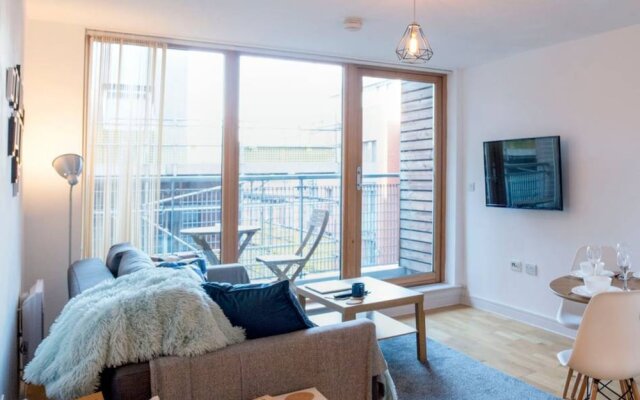 Modern 2 Bedroom Apartment in City Centre With Balcony