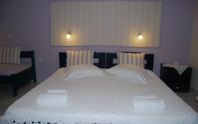 Kavos Psarou Studios and Apartments
