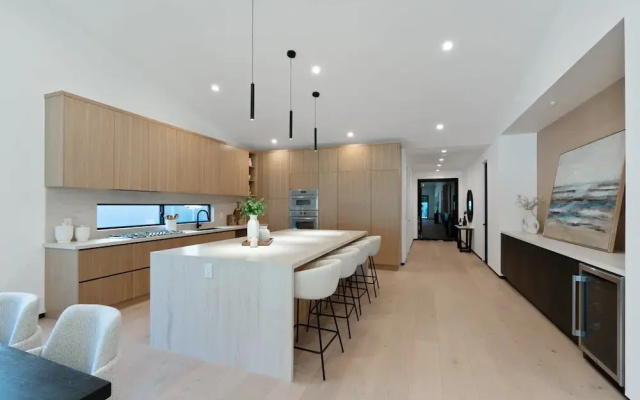 Noble Modern - Urban Sanctuary in Sherman Oaks With Poolside and Patio