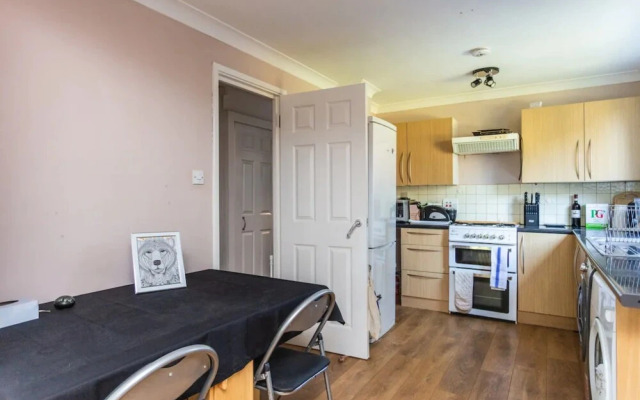 Homely 2 Bedroom House in Kennington With Garden