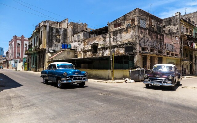Hostal Balcones 2, Knocking on Cuba