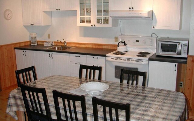 Birch Cliff Lodge on Baptiste Lake