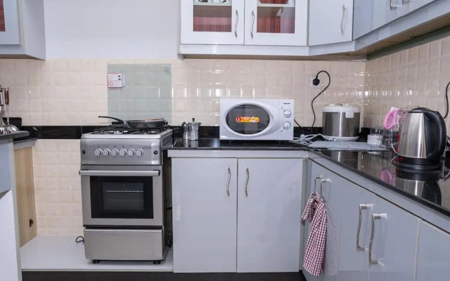 Cheerful 4-bedroom home with parking