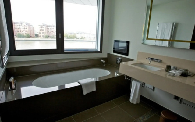 Crowne Plaza London - Battersea