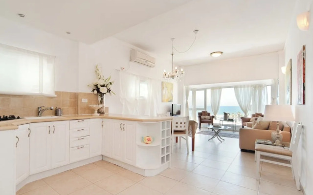 Bright and Charming 1BR Apt Near Shore