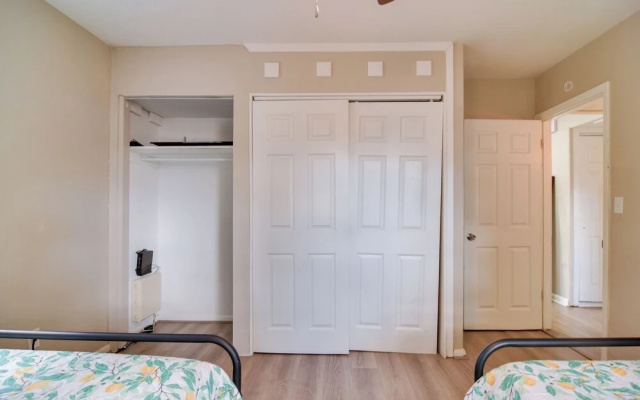 4 Mi to Dtwn: Pet-friendly Tampa Retreat