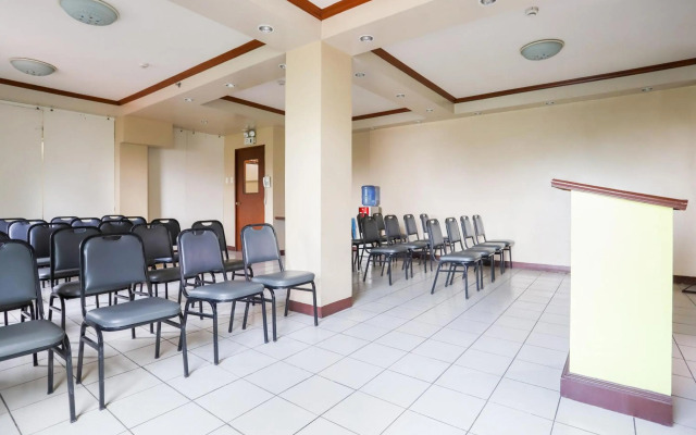 OYO 210 Apple Tree Suites