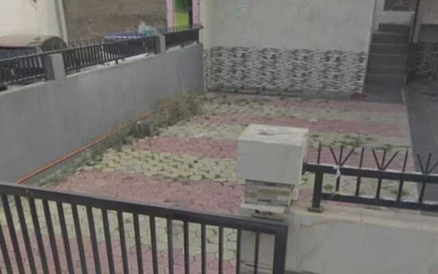 OYO Life 92780 Kost Bara