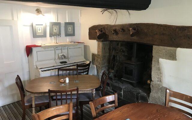Drewe Arms Bunk Rooms & Church Cottage