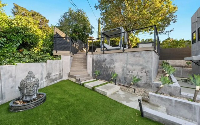 Farley Court - Stylish Hillside Residence With Stunning Views