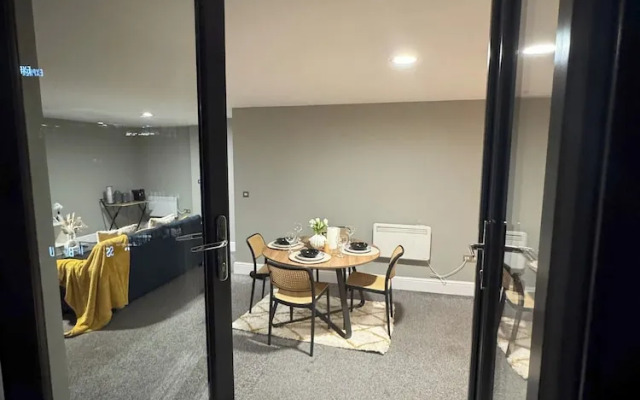 Modern 2 Bedroom City Oasis in Manchester