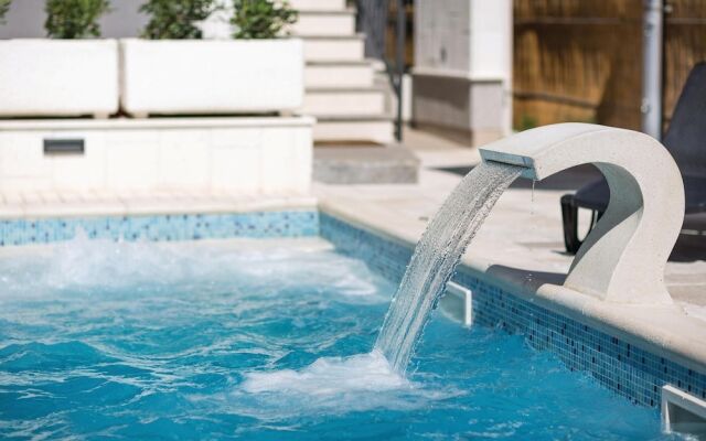 Beautiful Home in Kastel Stafilic With Wifi and 4 Bedrooms