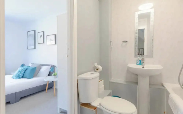 Lovely 4 Bed House w Garden, 1 Stop to Waterloo