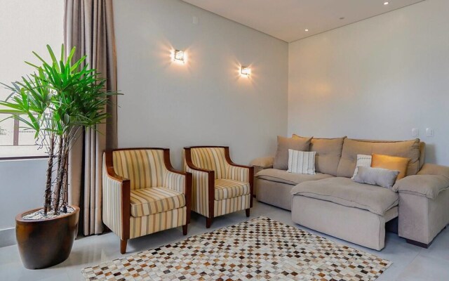 Casa Moderna em Condomínio de Canasvierias