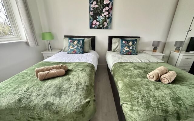 Spacious 4-br Cambridge House, Free Parking