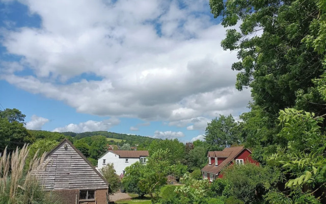 Romantic Chalet- Hot Tub- Games Room-stream-views