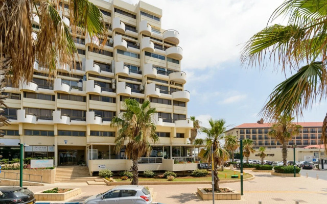 3BR Apt Steps from Sea W Parking