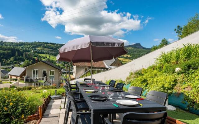 House Sleeps 10 with Free Parking