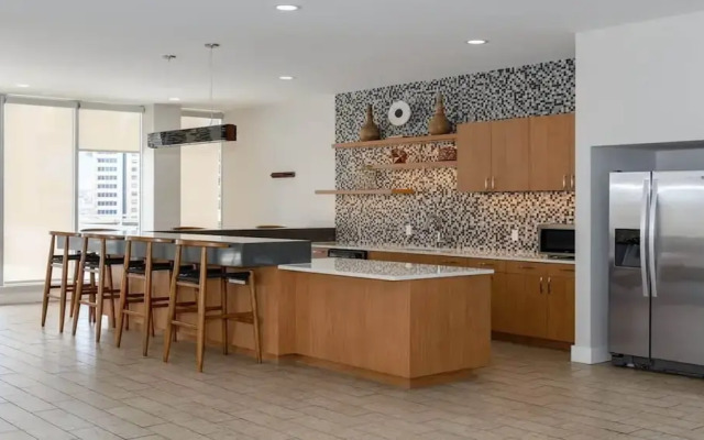Downtown Dallas CozySuites w/ roof pool, gym #1