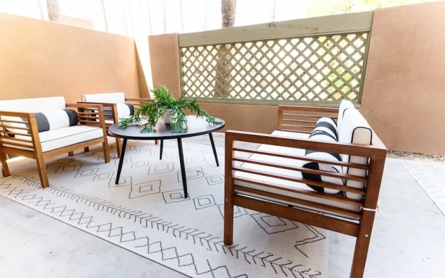 Stylish Old Town 2 Bdrm Ground Floor Condo