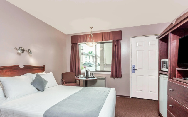 Super 8 by Wyndham Lake Country/Winfield Area