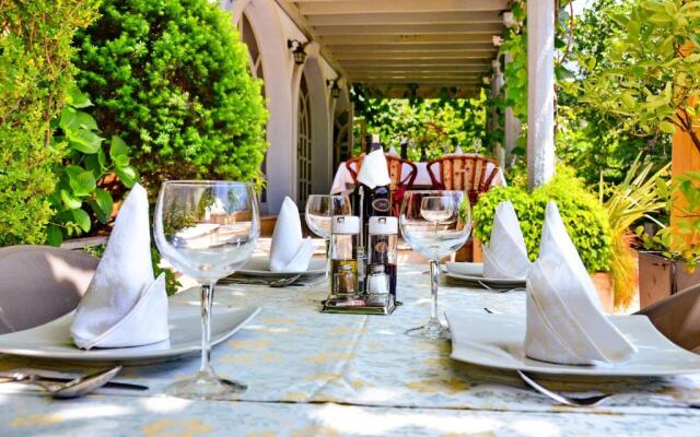 Villa Velzon Guesthouse