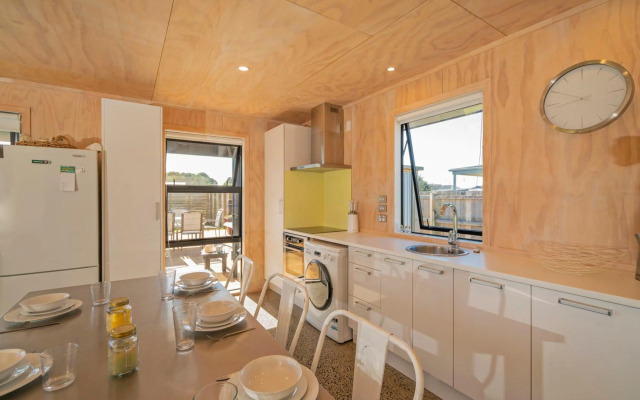 Black Beauty Retreat - Matarangi Holiday Home