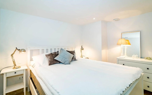 AP165 - Contemporary Scandinavian Style Apartment