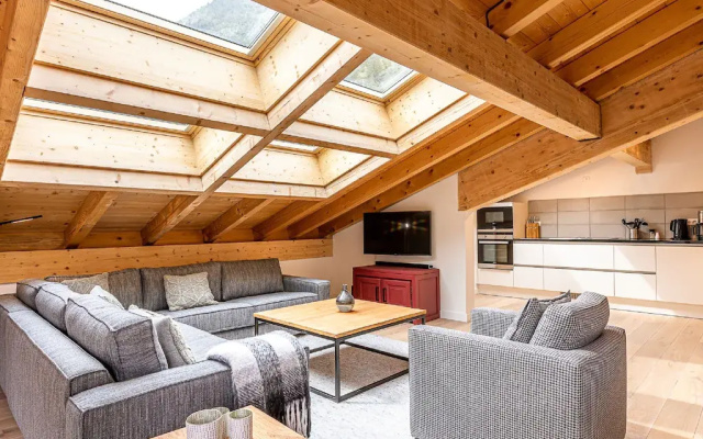 Penthouse with spacious balcony, ski lift 1.5 km away.