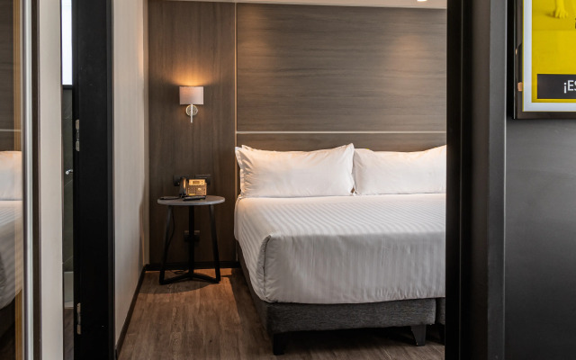 Ola Santiago Providencia, Tapestry Collection by Hilton