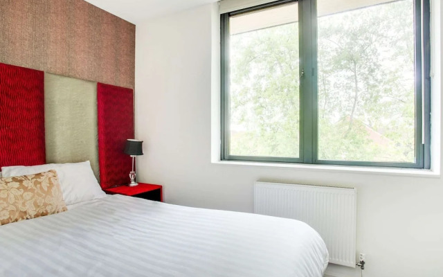 Elegant Apartment in Milton Keynes near Snozone